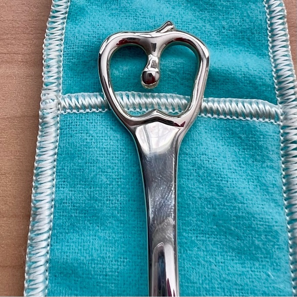 Tiffany & Co Baby Silver Spoon with Apple shape handle in original box and pouch - Picture 10 of 15